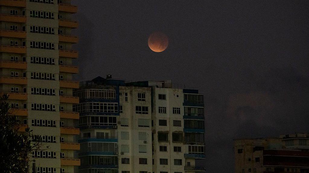 Unos bloques de apartamentos en La Habana totalmente a oscuras en la noche.