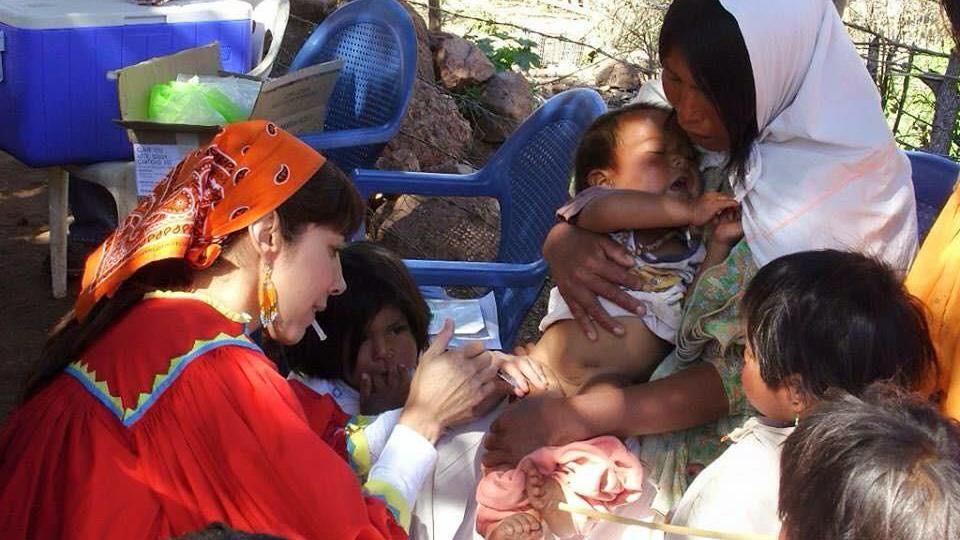 Julia Paredes aplica una vacuna a un niño en la Sierra Tarahumara