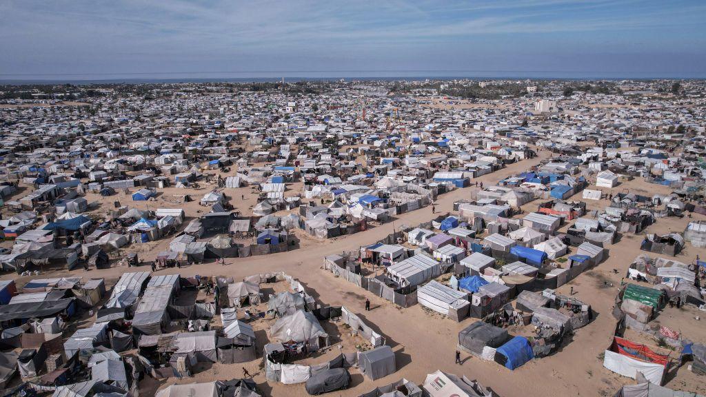 صورة تظهر الاكتظاظ في مخيم للنازحين في المواصي في خان يونس. يناير/ كانون الثاني 2025