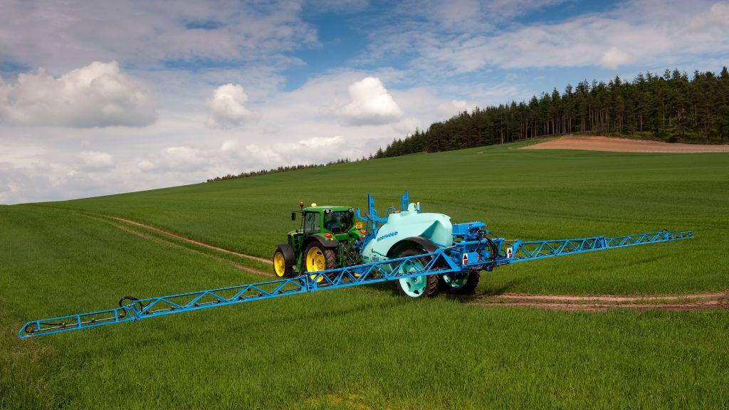 Pulverização de campo de produção de cevada com produtos químicos