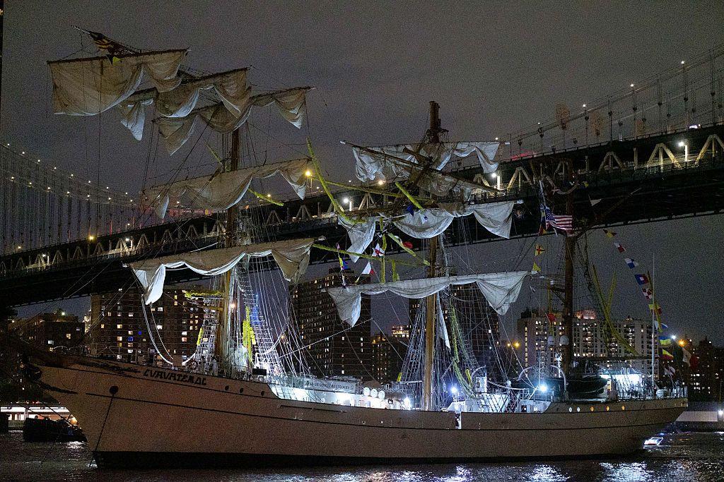 El buque de la Armada mexicana Cuauhtémoc en el East River de la ciudad de Nueva York tras chocar contra el puente de Brooklyn el sábado 17 de mayo de 2025.
