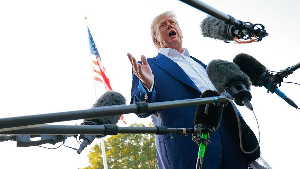 Donald Trump fala aos repórteres