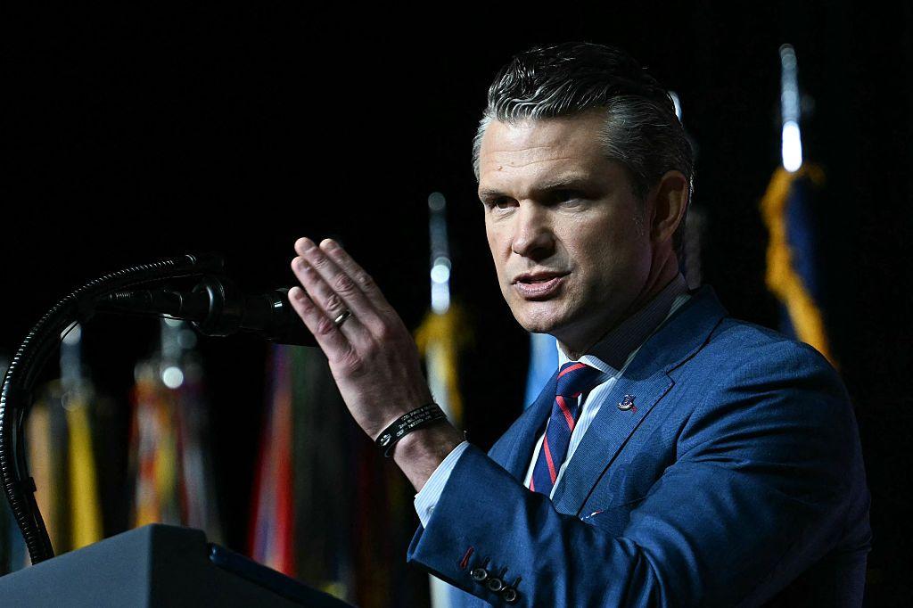 O secretário de Defesa dos EUA, Pete Hegseth, discursa na Base do Corpo de Fuzileiros Navais de Quantico, em Quantico, Virgínia, em 30 de setembro de 2025