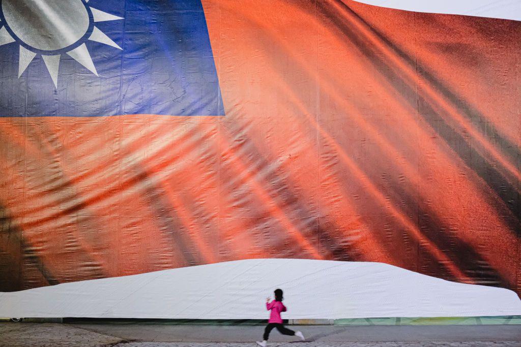 台灣青天白日滿地紅旗下一位女性在跑步