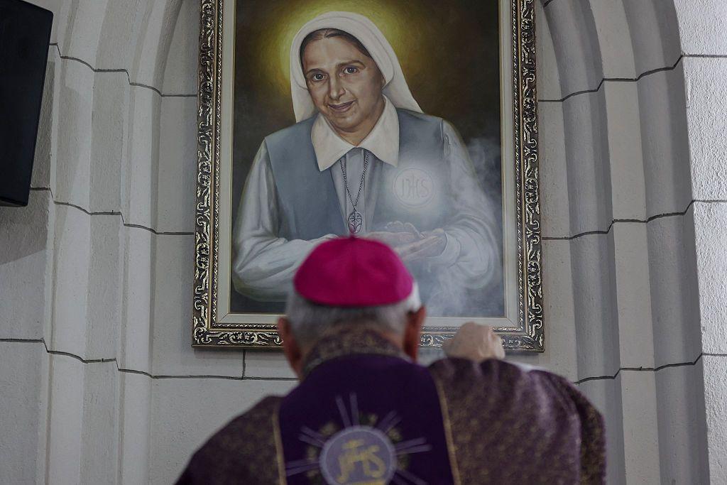 El arzobispo de Caracas, Raúl Biord, con el incensario ante el retrato de la madre Rendiles.