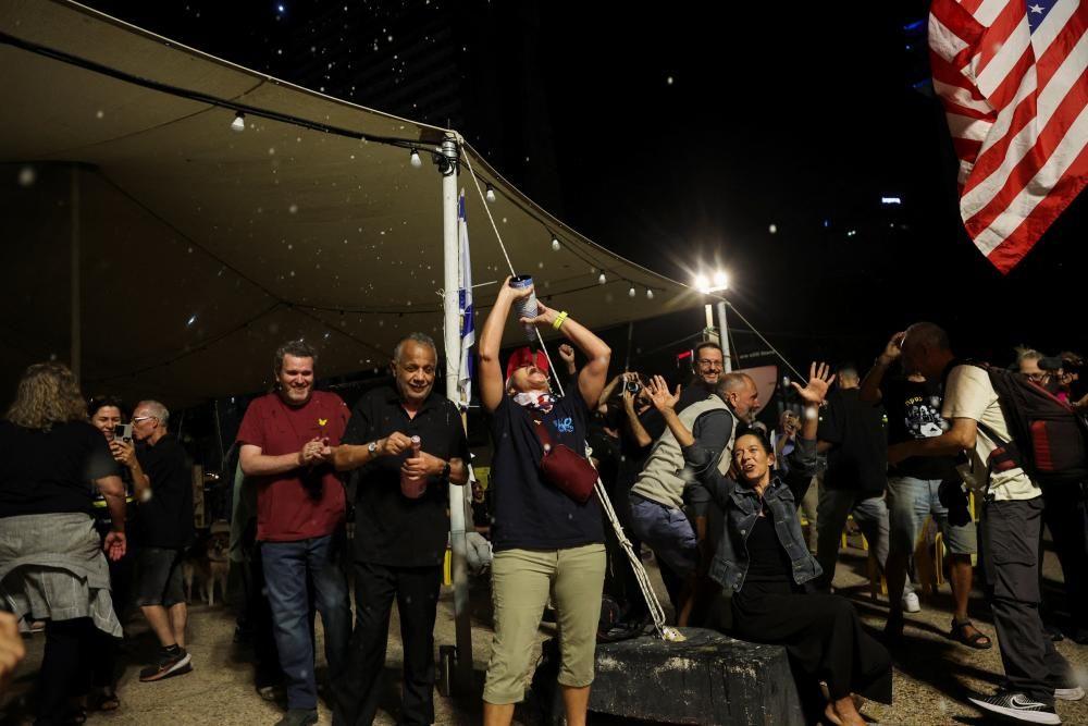 Gente celebrando el acuerdo entre Israel y Hamás en Tel Aviv