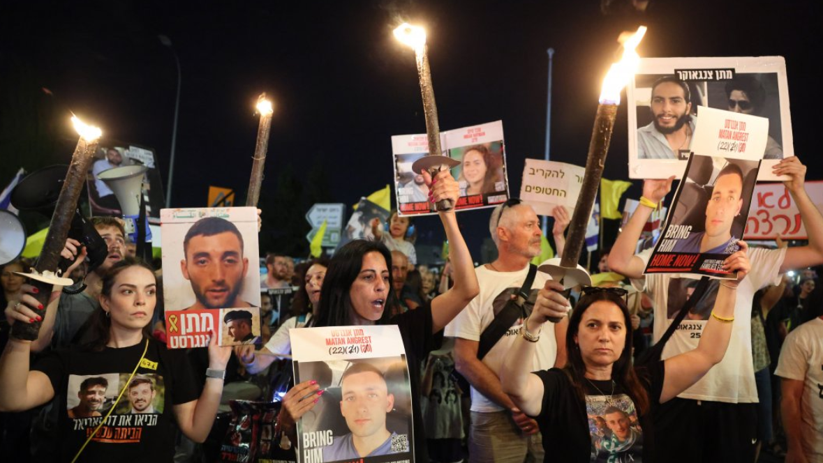 Familiares de los rehenes israelíes secuestrados en Gaza protestaron el jueves por la noche contra los planes de Netanyahu.
