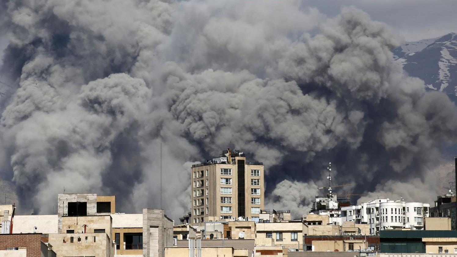 يتصاعد الدخان بعد سماع سلسلة من الانفجارات في طهران، إيران.