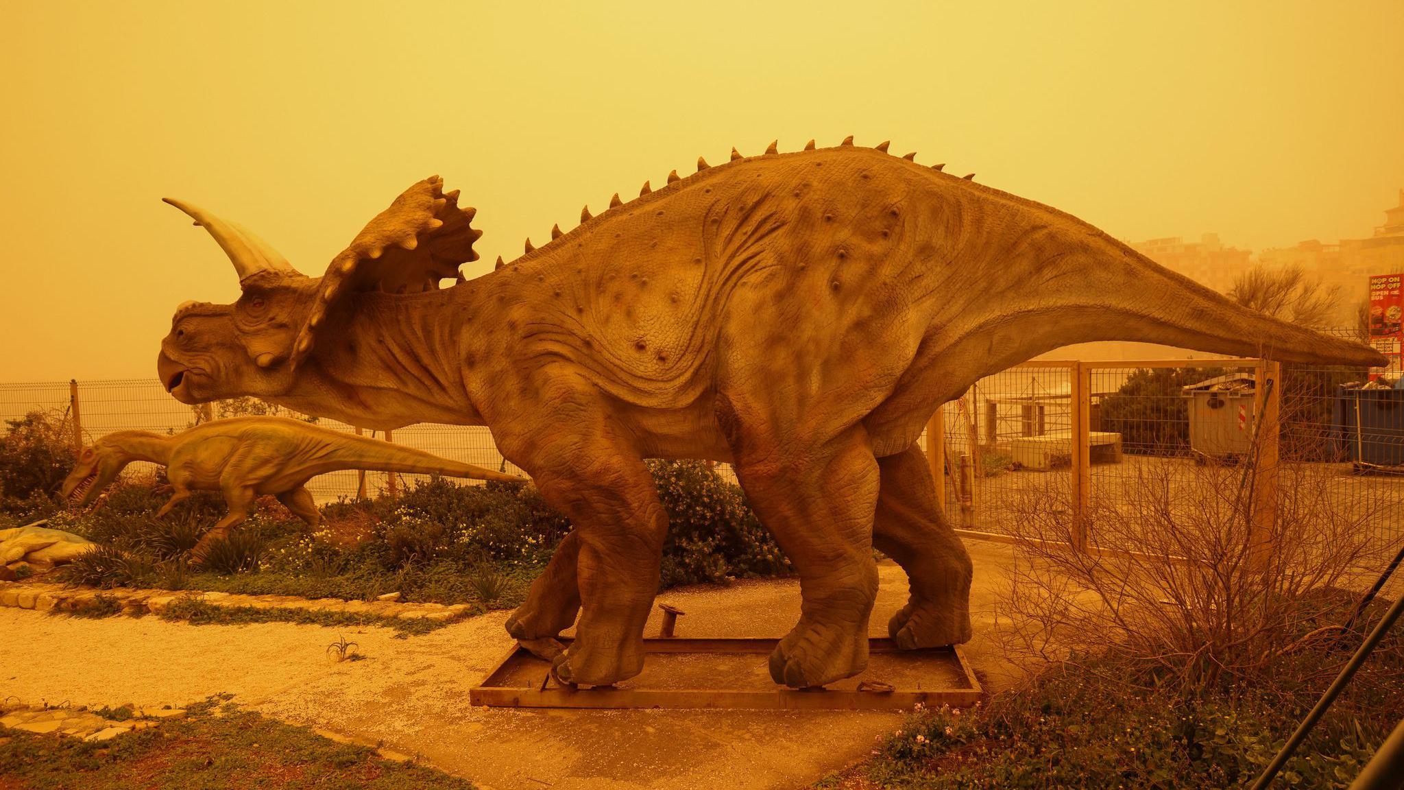 Skulpture dinosaurusa ispred Prirodnjačkog muzeja Krita, u Iraklionu