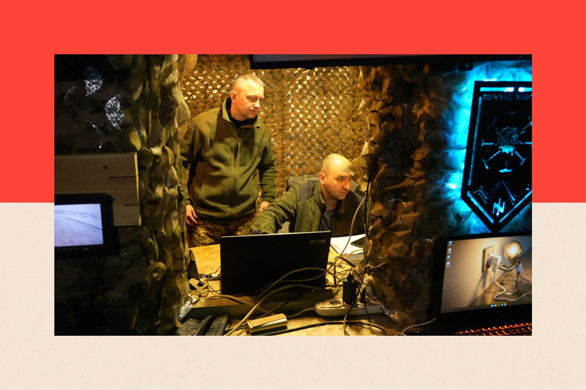 dva vojnika u kontrolnoj sobi za pilotiranje dronovima