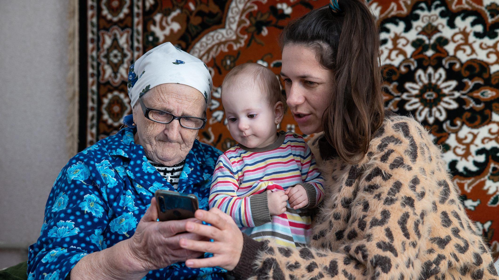 Familia con un bebé hablando por videollamada