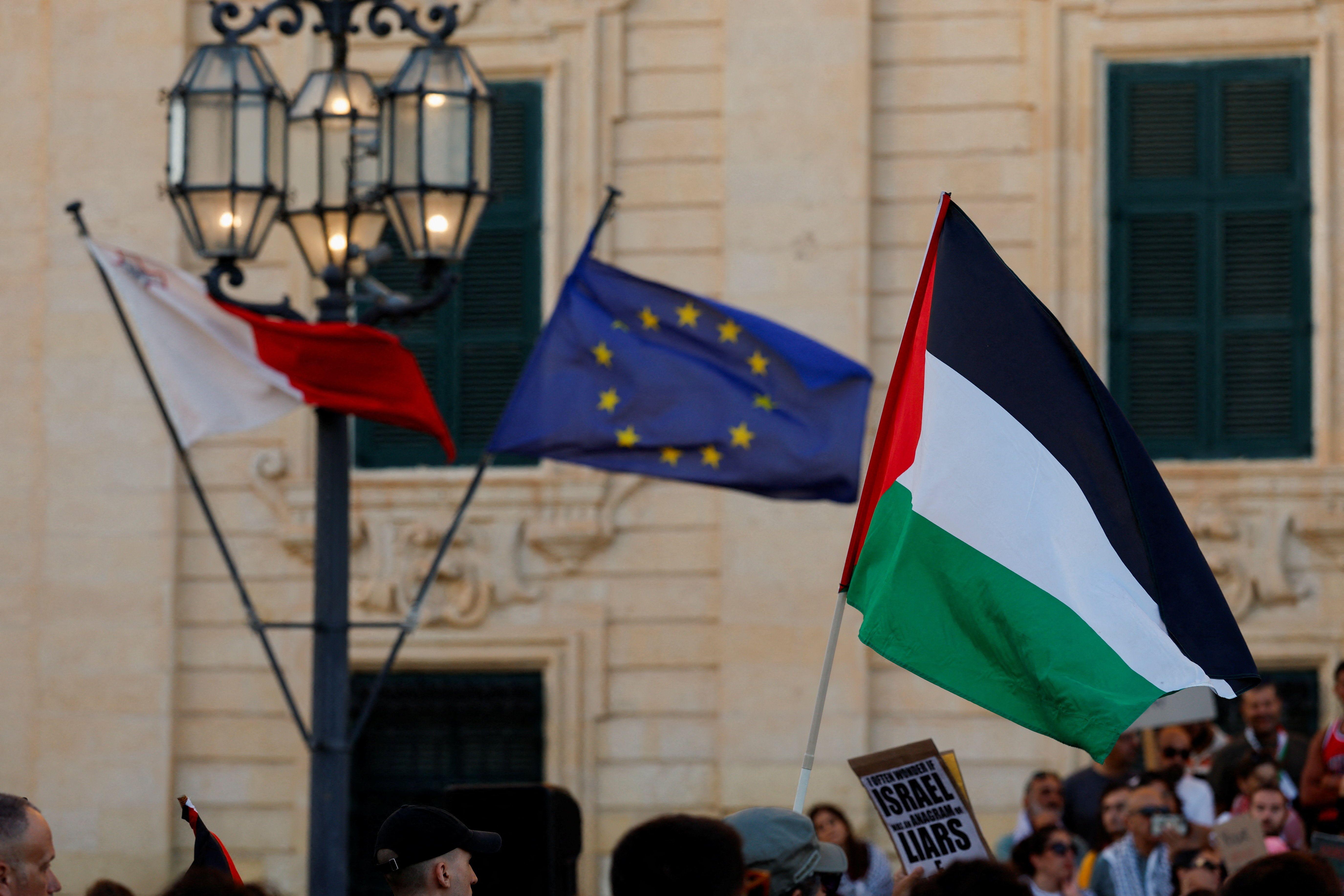 متظاهر يحمل علمًا فلسطينيًا خلال احتجاج "تحرك الآن ضد الإبادة الجماعية في غزة" في فاليتا، مالطا، 29 يوليو/تموز 2025.