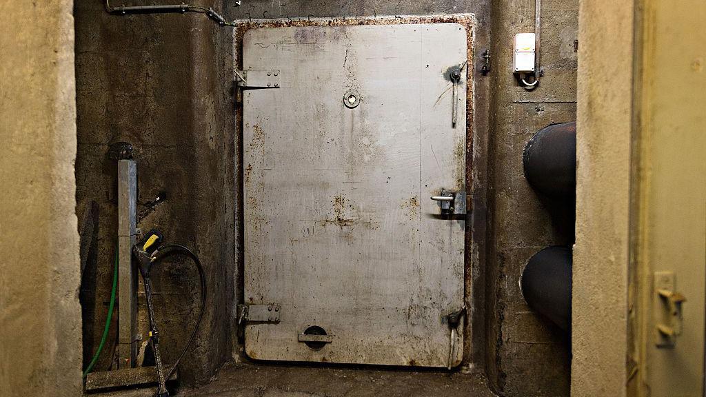 La puerta oxidada de entrada a un búnker.