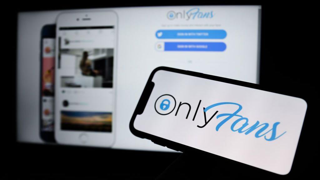 Celular e computador com a p&aacute;gina de entrada do OnlyFans aberta.
