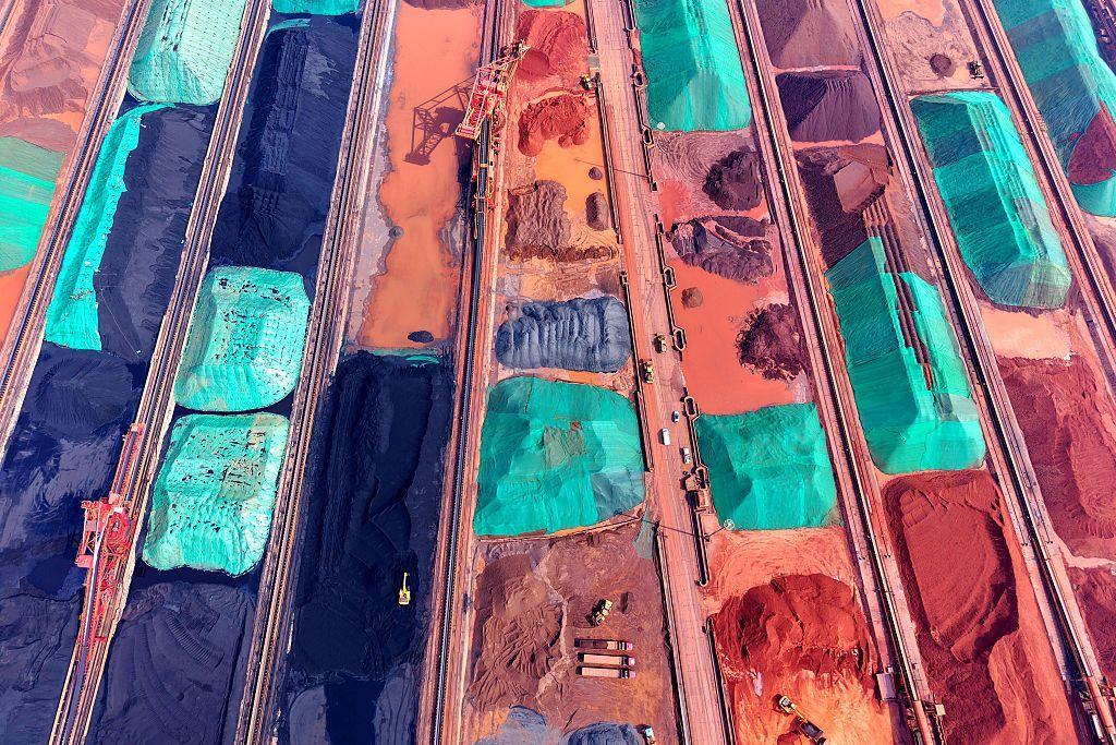 2025年3月6日，在中国东部山东省青岛港，进口铁矿石从船上卸载后被分类堆放。