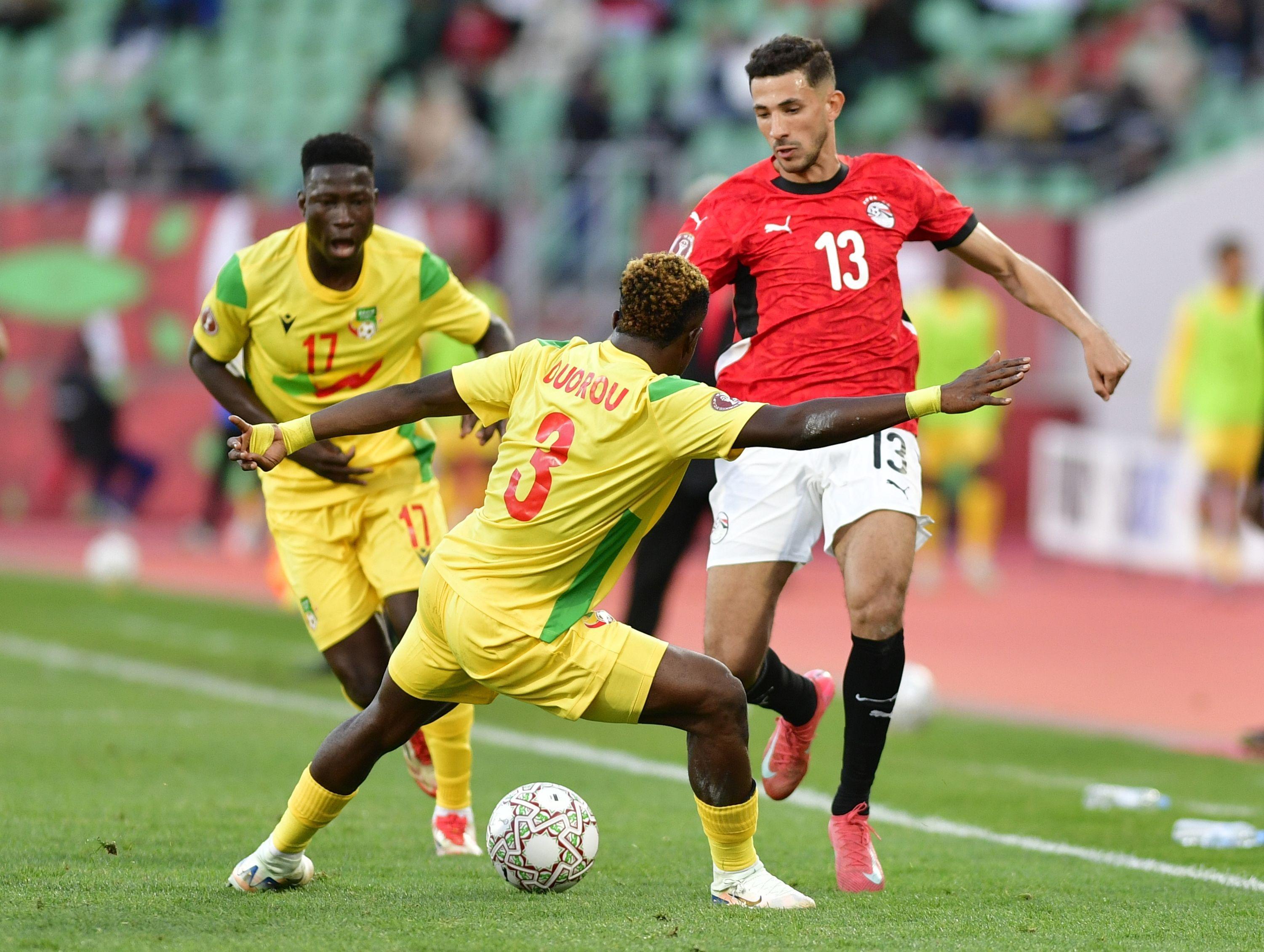 أحمد محمد أبو الفتوح محمد (يمين) من مصر في مواجهة تميمو أورو (وسط) من بنين خلال مباراة دور الـ16 من بطولة كأس الأمم الأفريقية 2025 بين مصر وبنين في أغادير، المغرب، 5 يناير 2026.