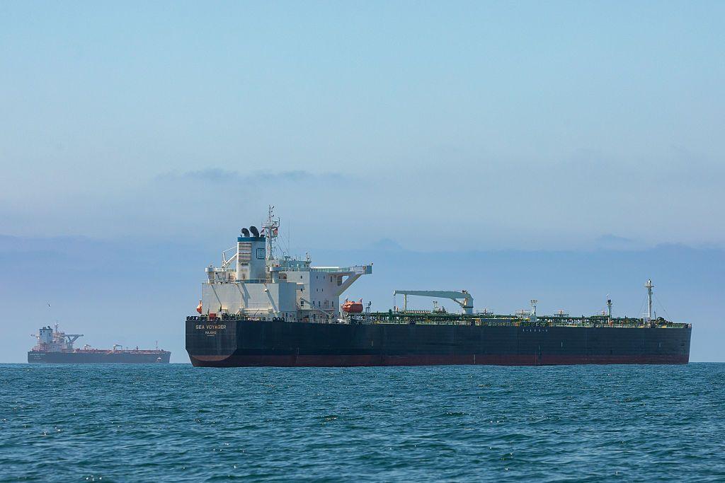 Un buque estadounidense saliendo de un puerto en California