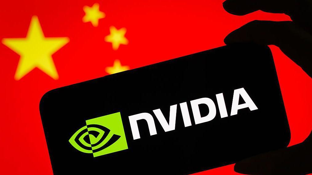 手機上顯示的輝達公司標識，背景是中國國旗