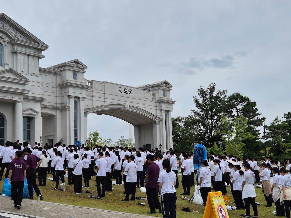 김건희 특검팀이 지난 7월 건진법사 청탁 의혹 관련 경기 가평군 설악면 소재 통일교 본부를 압수수색한 가운데 신도들이 본부 입구에서 예배를 하고 있다