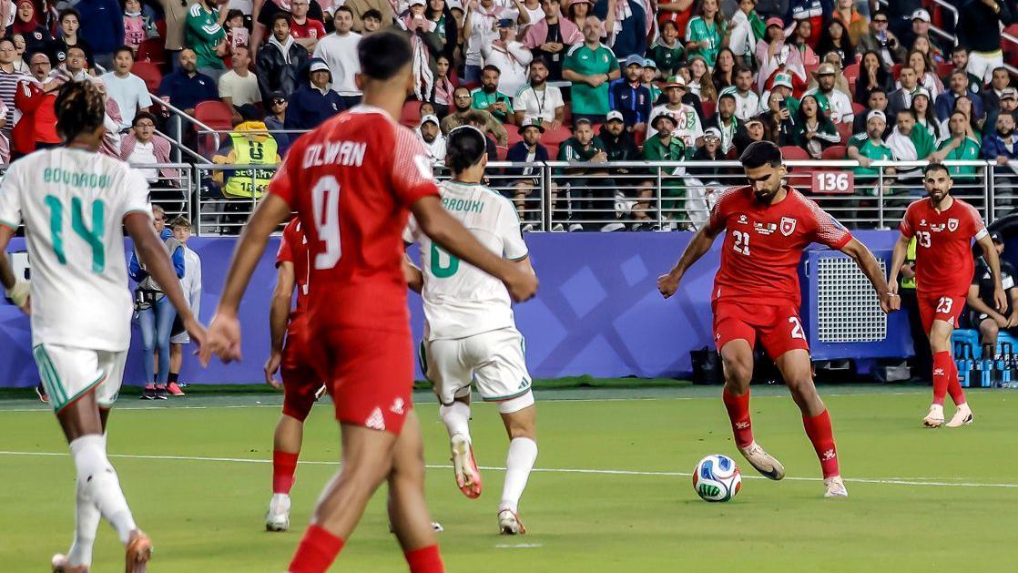 نزار الراشدان (21 عاماً) يسدد كرةً نحو المرمى في الشوط الأول من مباراة الأردن والجزائر ضمن منافسات المجموعة العاشرة من بطولة الفيفا، والتي أقيمت على ملعب ليفي في سانتا كلارا، كاليفورنيا، يوم الاثنين 22 يونيو/حزيران 2026.