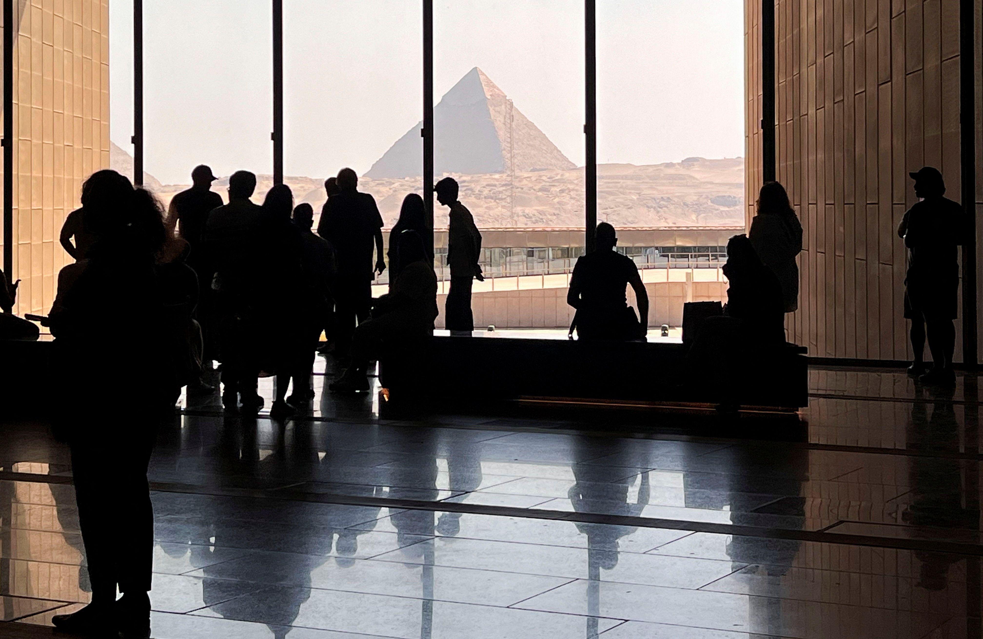 يطل المتحف على الأهرامات الثلاثة ويمكن رؤيتها جميها من داخل المتحف