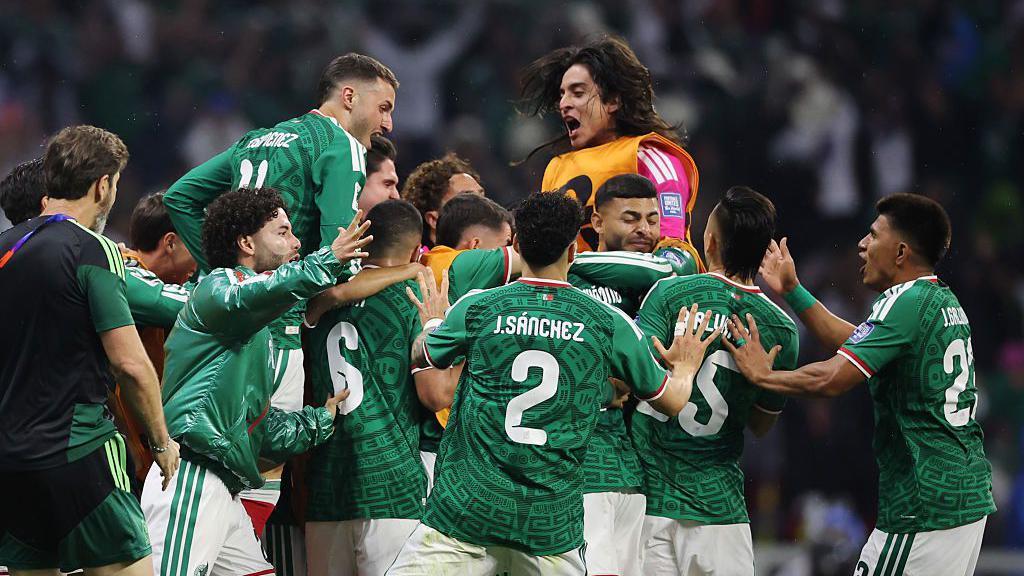Quinones thumps Mexico in front against Ecuador at raucous Azteca Stadium