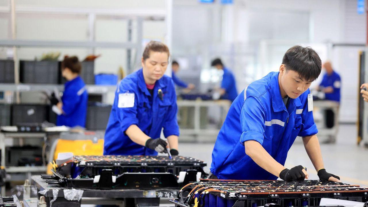 trabajadores en una fábrica de baterías de litio en China