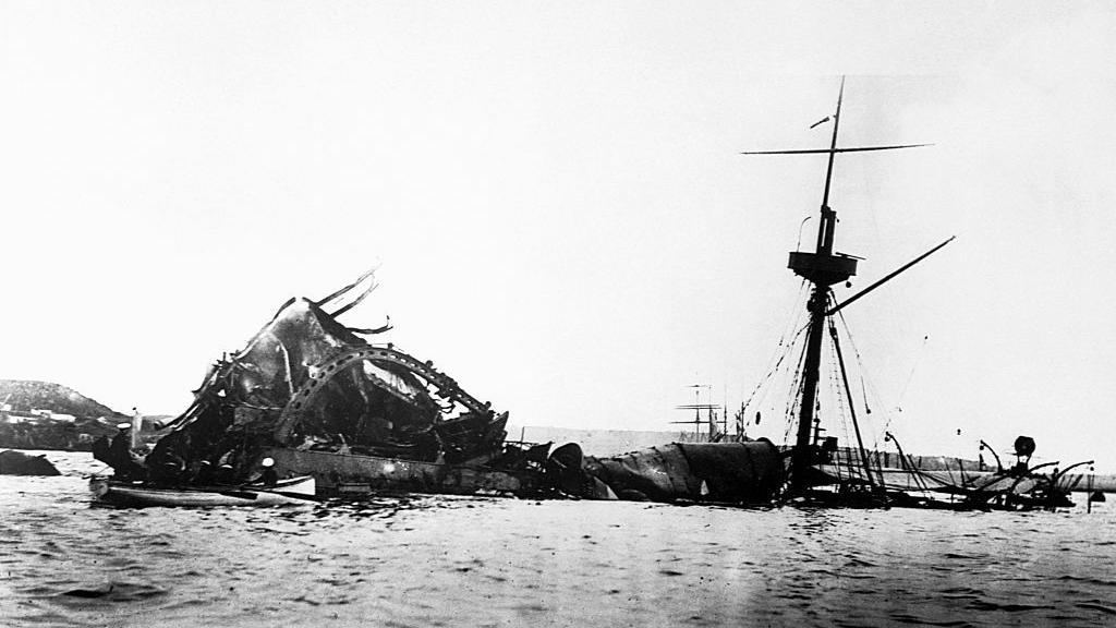 Restos del Maine en el puerto de La Habana en 1898.