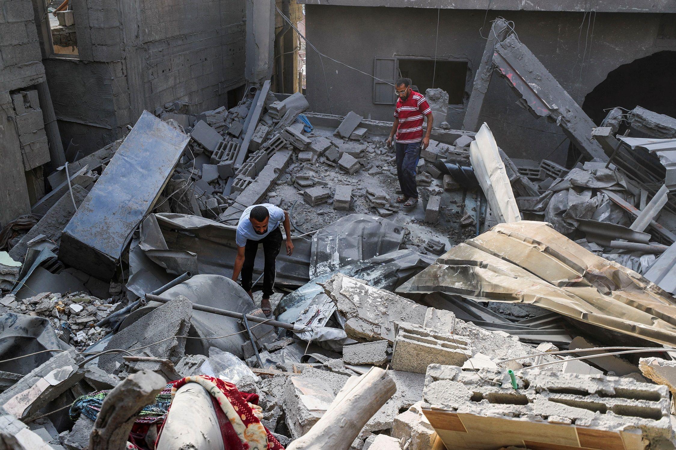 تقارير عن "تقدم ملحوظ" في مفاوضات غزة، وأكثر من "90" قتيلاً فلسطينياً خلال 24 ساعة 2 فلسطينيون يتفقدون موقع غارة جوية إسرائيلية في مدينة غزة
