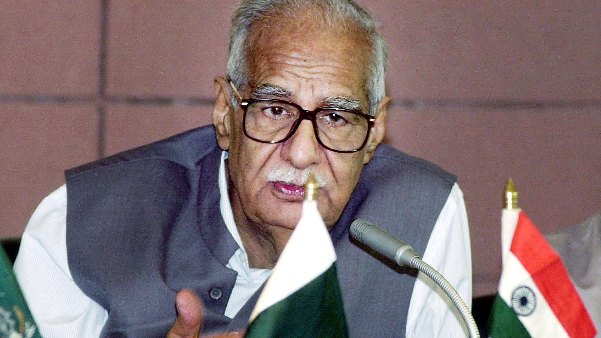 اس وقت کے وزیر اعظم کے ساتھ لاہور جانے والے وفد میں سینئر صحافی کلدیپ نیئر بھی شامل تھے (فائل فوٹو)