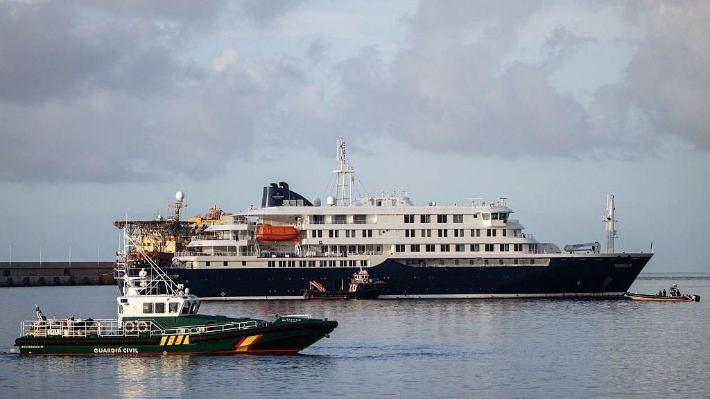 Embarcaciones de la Guardia Civil rodean al MV Hondius tras su llegada al puerto de Granadilla el 10 de mayo de 2026 en Tenerife, parte de las Islas Canarias, España.