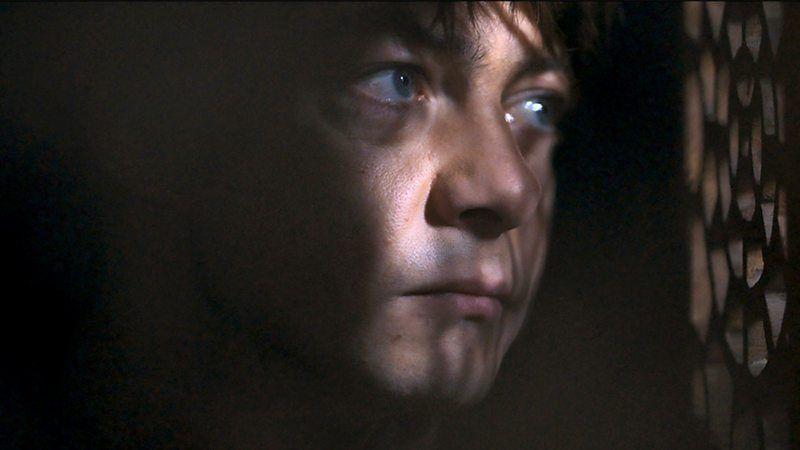 Cena do filme francês 'Misericórdia' mostra uma pessoa em um confessionário