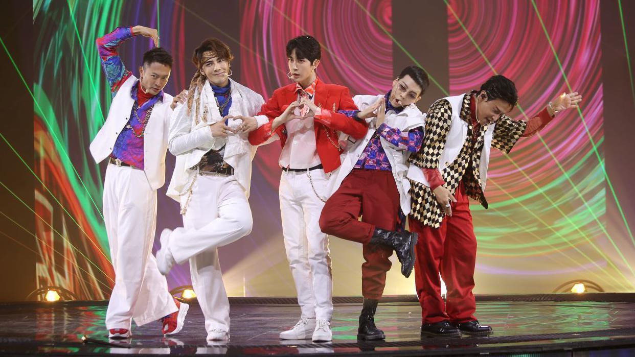 于朦朧（中）是一名中國歌手、演員，曾出演大熱劇《三生三世十裡桃花》，也曾參加《快樂男聲》等選秀綜藝。