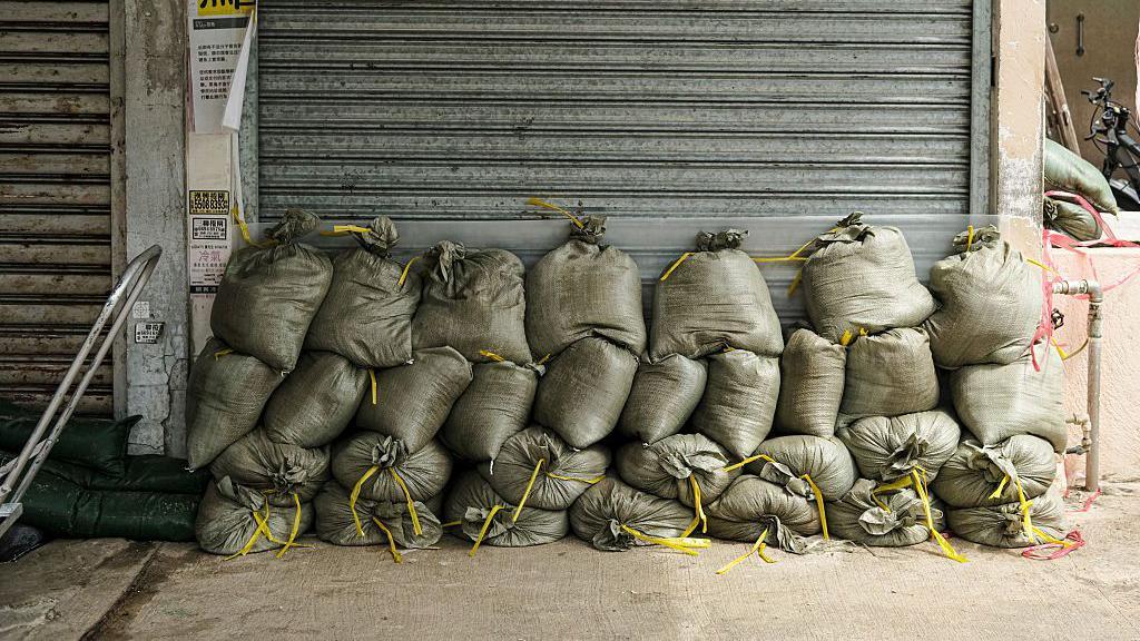Varios comercios colocaron sacos de arena para mitigar la entrada de agua.