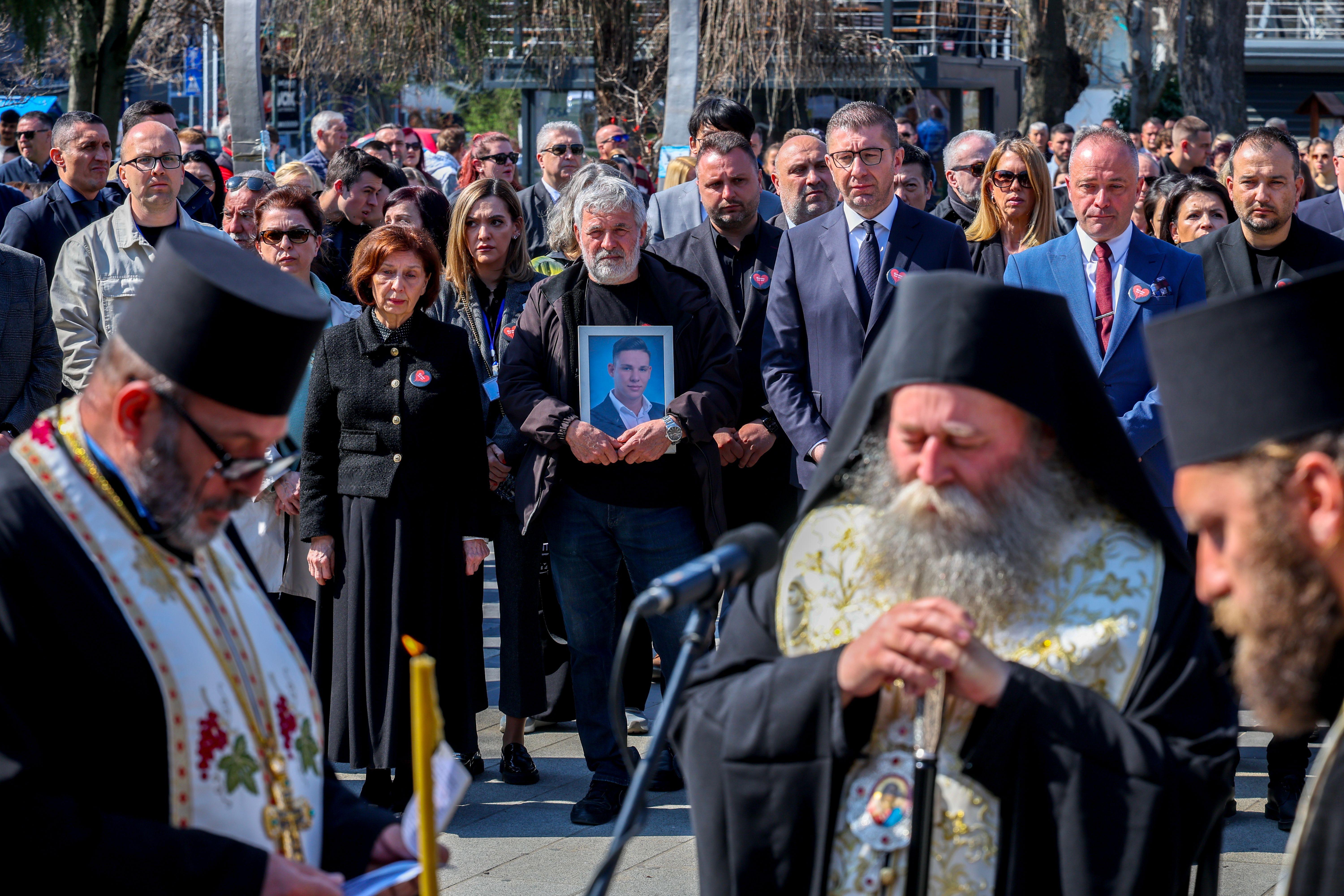 Predsednica Severne Makedonije Gordana Siljanovska Davkova i makedonski premijer Hristijan Mickovski prisustvovali su pomenu žrtvama tragedije u Kočanima