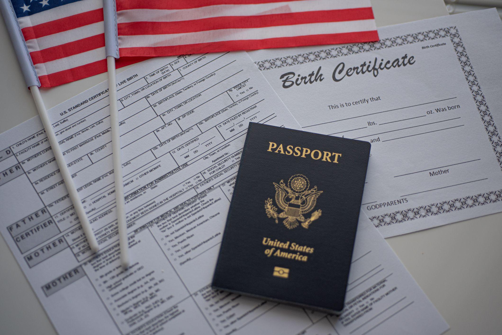 Pasaporte de EE.UU. encima de muchos papeles.