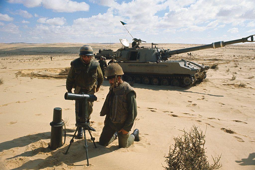 جنديان يقفان أمام دبابة