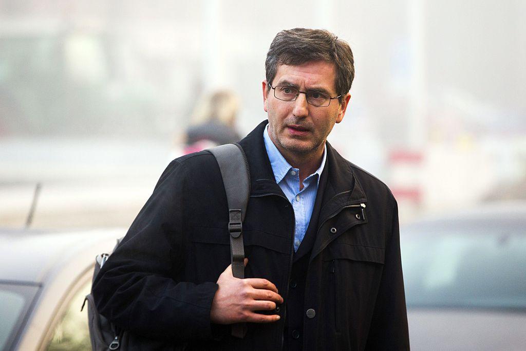 Hasan Nuhanovic chegando para o julgamento de um comandante holandês de tropas da ONU em Arnhem, Holanda, em 2014