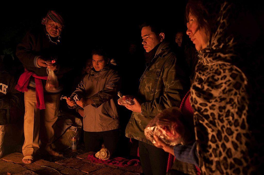 Varias personas en una ceremonia maya en Guatemala
