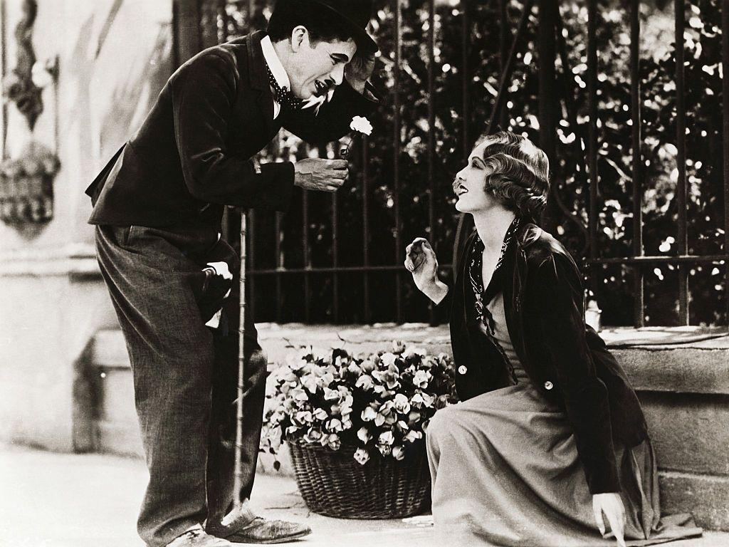 Cena de 'Luzes da Cidade', com Charles Chaplin e Virginia Cherrill. Carlitos tem nas m&atilde;os uma das flores vendidas pela florista.