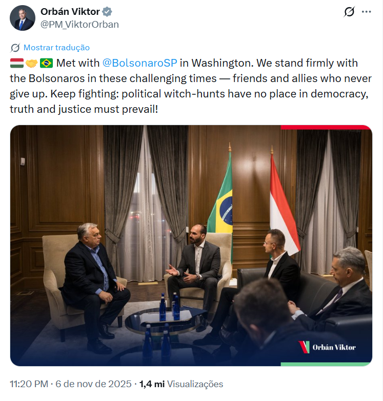 Orb&aacute;n e Eduardo Bolsonaro na embaixada da Hungria em Washington, nos EUA, em novembro passado