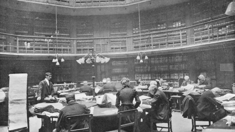 Pessoas pesquisando no Escrit&oacute;rio de Registros P&uacute;blicos