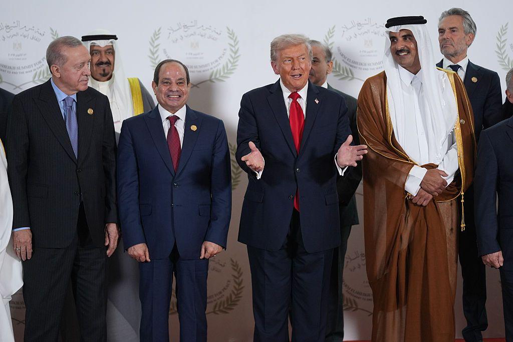 كيف وصلت معدات عسكرية بريطانية إلى قوات الدعم السريع؟ - الغارديان 2 شرم الشيخ، مصر – أكتوبر/تشرين الأول 2025: الرئيس الأمريكي دونالد ترامب خلال قمة لقادة العالم تهدف إلى إنهاء الحرب في غزة، إلى جانبه الرئيس التركي رجب طيب أردوغان والرئيس المصري عبد الفتاح السيسي ورئيس وزراء قطر ووزير خارجيتها الشيخ محمد بن عبد الرحمن بن جاسم آل ثاني.