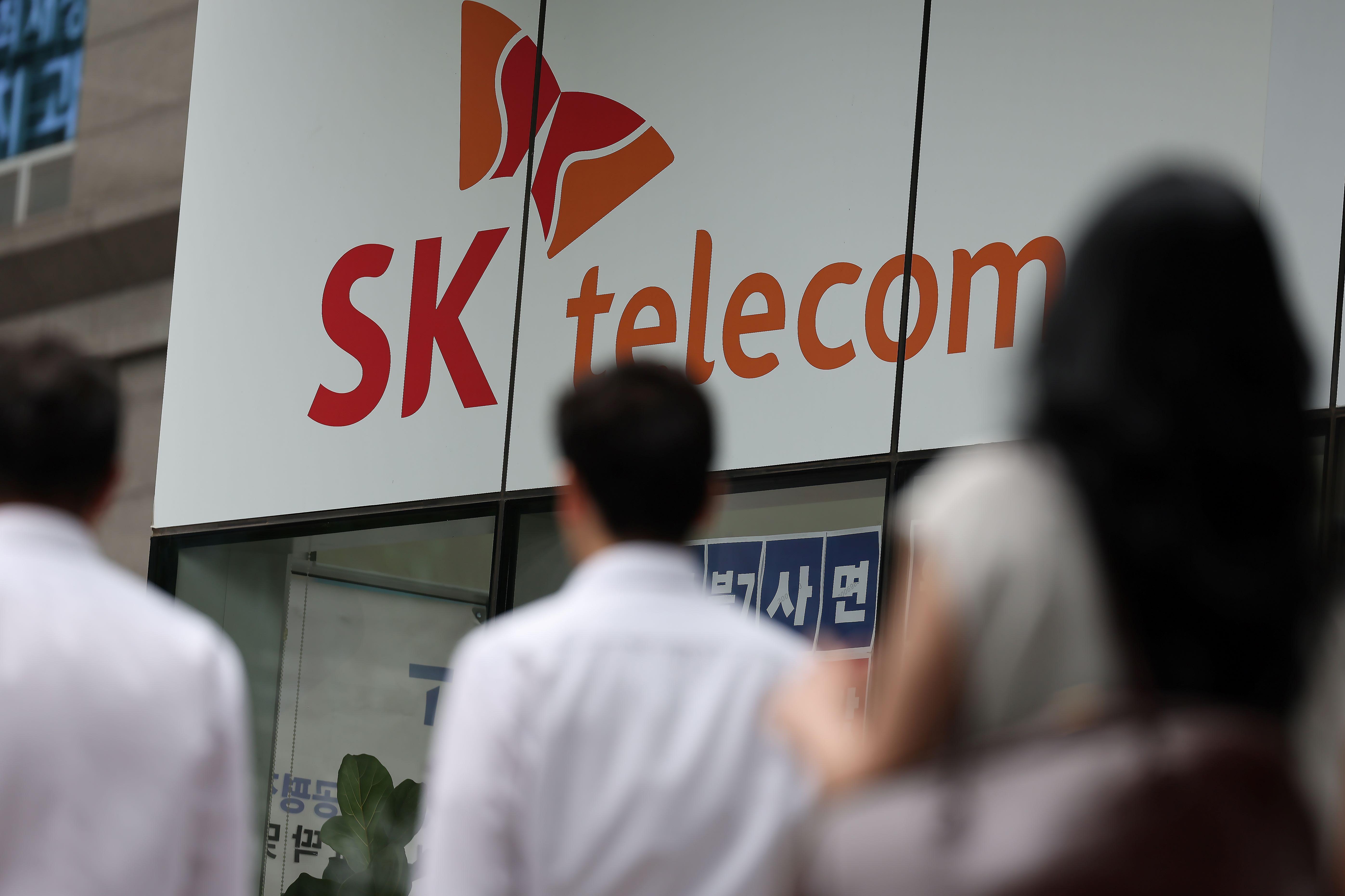 대규모 고객 유심 정보 유출 사고가 발생한 SK텔레콤에 대한 과징금 처분이 내려진 28일 서울 도심의 SK텔레콤 대리점 앞으로 시민들이 지나고 있다.