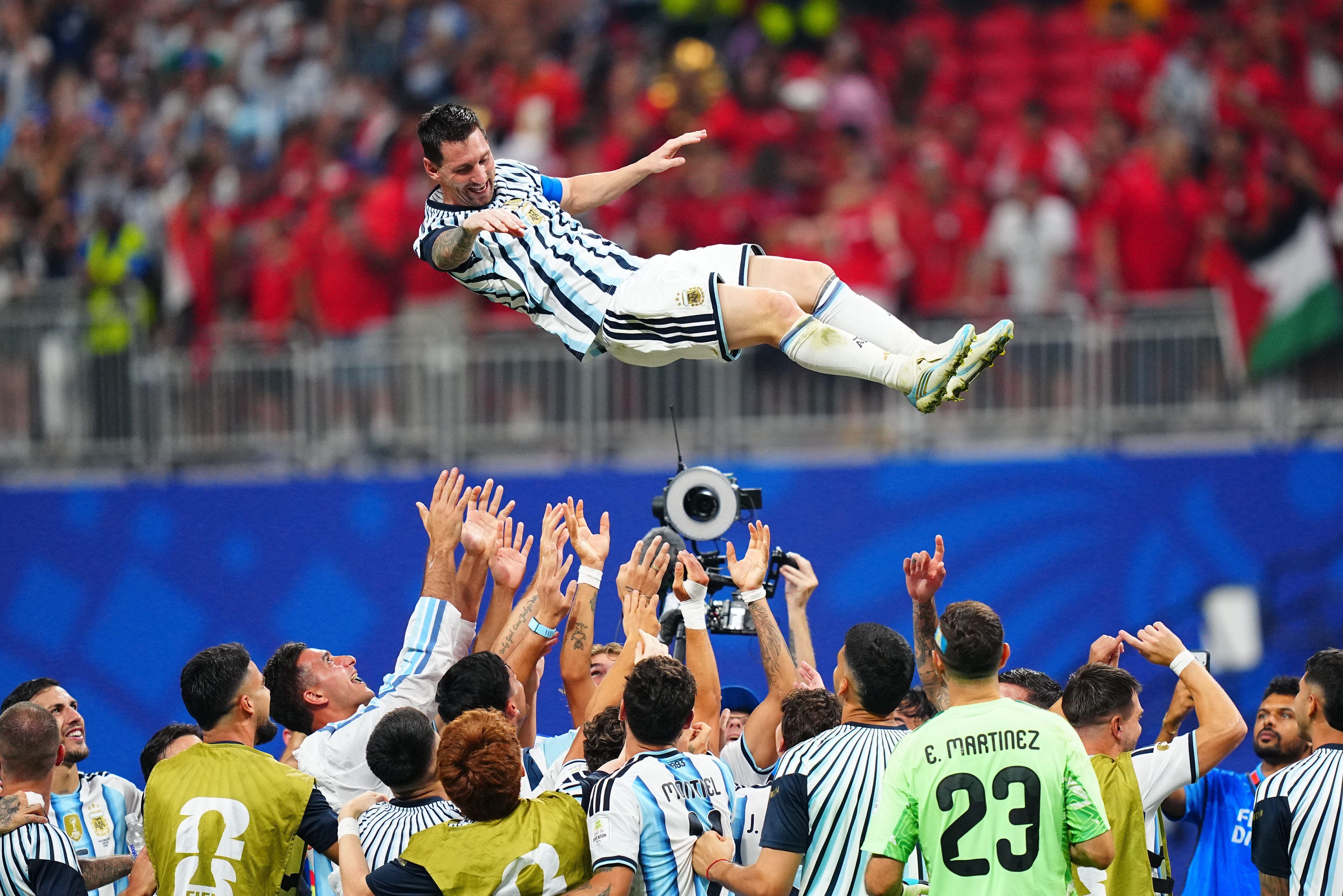 Messi vuela por el aire tras ser levantado por sus compañeros
