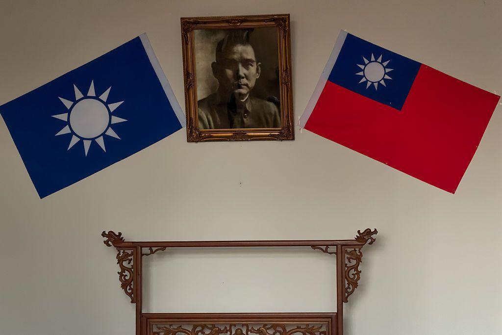 在中國陝西省西安華清宮五間廳的一間會議室內，懸掛的國民黨黨旗與中華民國國旗之間，展示著一幅孫中山的肖像。
