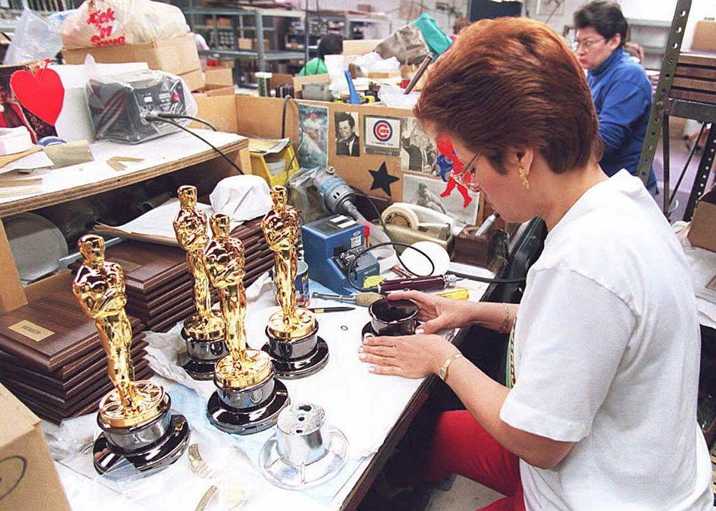 Norma Sierra, empleada de la empresa R.S. Owens, monta en un taller las estatuas de los Oscar para los Premios de la Academia, 9 de febrero 1995.