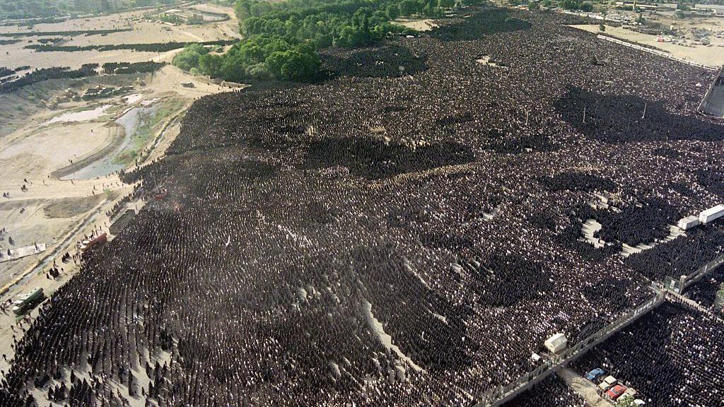صورة من الجو لحشود ضخمة يغلب على ملابسها اللون الأسود - تشييع الخميني 1989