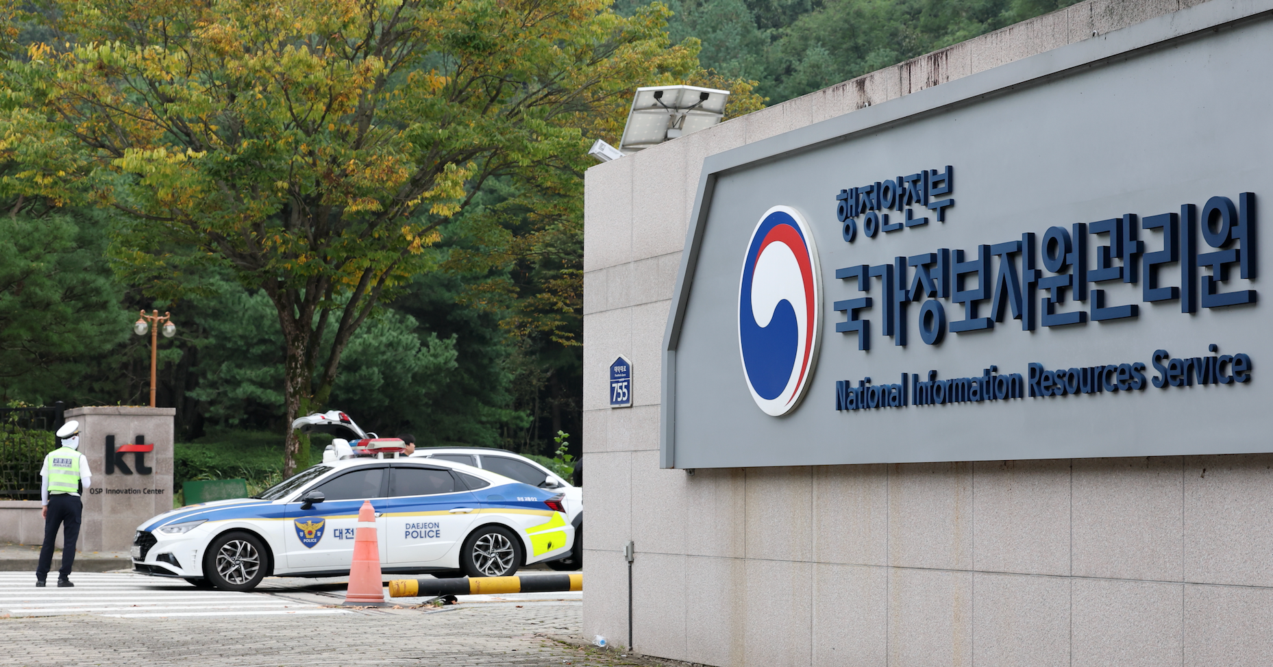 국가정보자원관리원 화재 원인을 수사 중인 경찰이 2일 오전 9시부터 대전 국정자원과 이번 화재와 관련된 대전지역 3개 업체 등 4개소에 대한 압수수색에 들어갔다. 국정자원 앞 경찰 차량이 서 있다.
