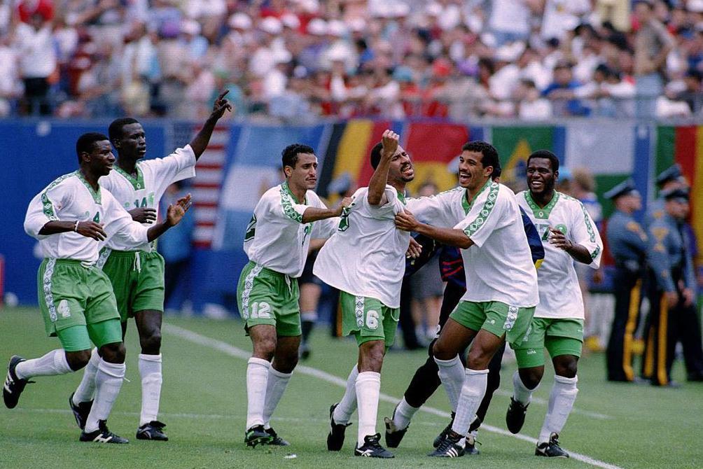 لاعبون سعوديون يحتفلون بتسجيل هدف في فريق المغرب، في بطولة كأس العالم عام 1994